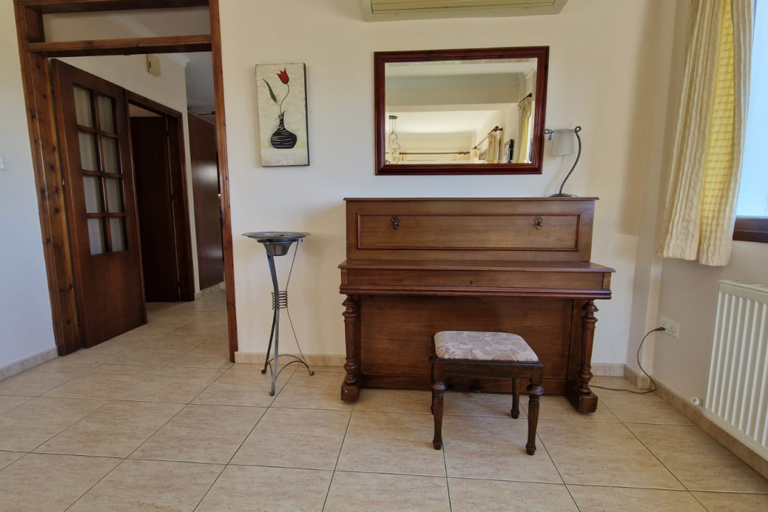 4 bedroom house in Oroklini with central heating