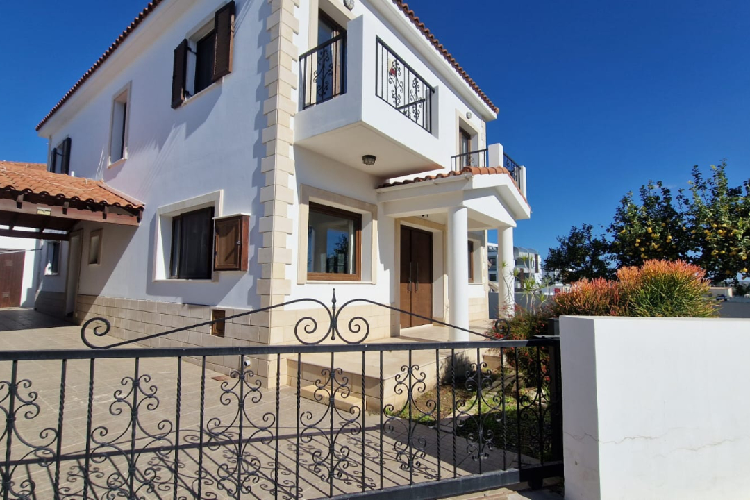 4 bedroom house in Oroklini with central heating