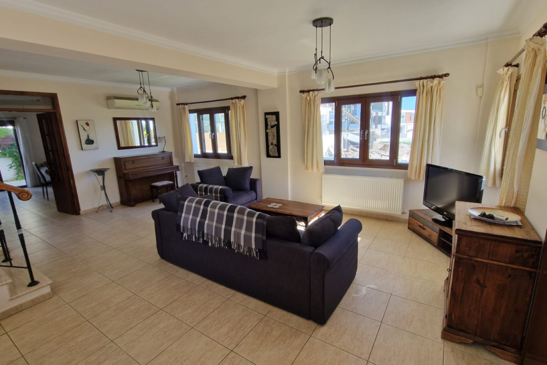 4 bedroom house in Oroklini with central heating