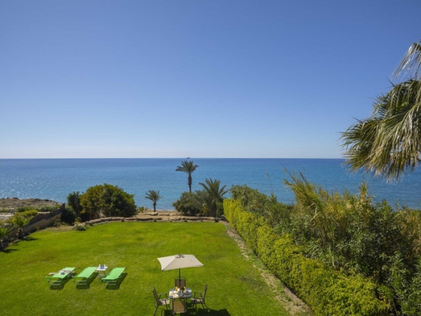 4 bedroom Beachfront Villa in Larnaca Maroni Area